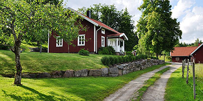 Rött hus vid vägen. foto.