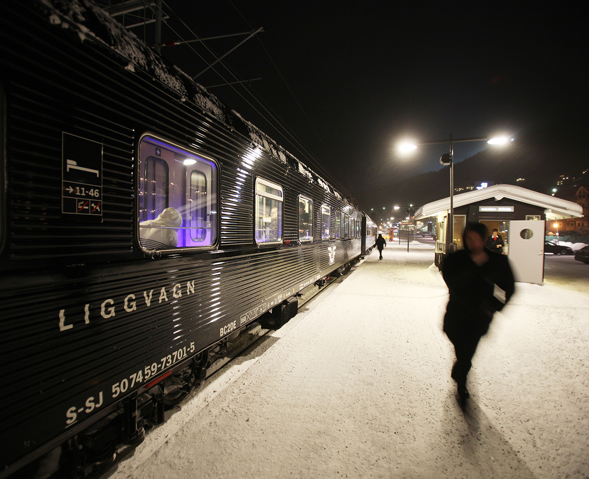 SJ, liggvagn på perrong, natt, vinter. Foto.